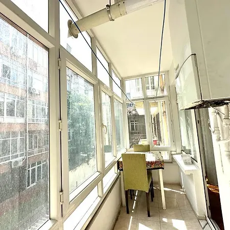 Apartment Sisli Near Osmanbey Metro 2+1 First Floor Flat